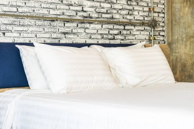 Yatak odasının iç tarafındaki yastıkta lamba var.