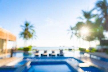 Seyahat ve tatil geçmişi için otel tatil beldesinde soyut bulanıklık ve açık yüzme havuzu