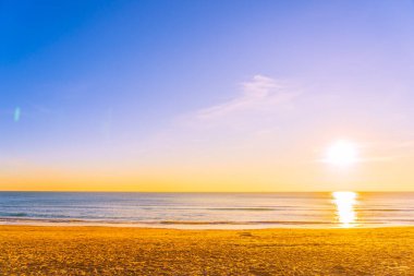 Günbatımında ya da gün doğumunda seyahat için güzel tropikal doğa deniz okyanusu