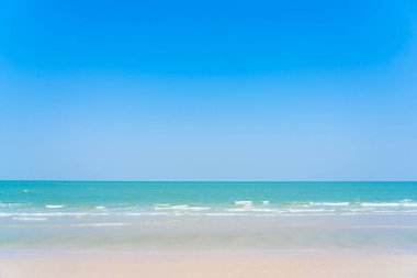 Plaj denizinin güzel tropikal doğası Mavi gökyüzü seyahat tatili için
