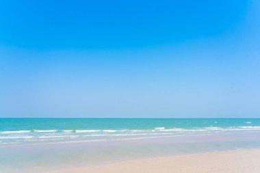 Plaj denizinin güzel tropikal doğası Mavi gökyüzü seyahat tatili için