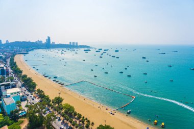 Beyaz bulut mavi gökyüzü ve Tayland 'ın Pattaya şehrindeki mimari yapı çevresindeki güzel tropikal sahil okyanus körfezi.