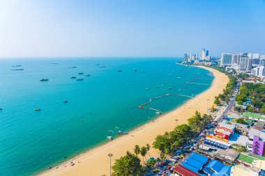 Beyaz bulut mavi gökyüzü ve Tayland 'ın Pattaya şehrindeki mimari yapı çevresindeki güzel tropikal sahil okyanus körfezi.