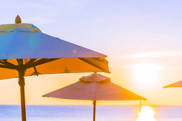 Schöne Tropische Natur Sonnenschirmstuhl Mit Palme Rund Strand Meer Meer — Stockfoto