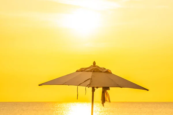 Prachtige Tropische Natuur Parasol Stoel Met Palmboom Rond Strand Zee — Stockfoto