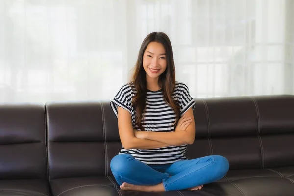 Portrait Belle Jeune Femme Asiatique Sourire Heureux Détendre Sur Canapé — Photo