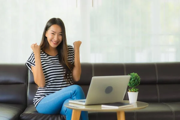 Portrait Schöne Junge Asiatische Frau Mit Laptop Oder Computer Notizbuch — Stockfoto