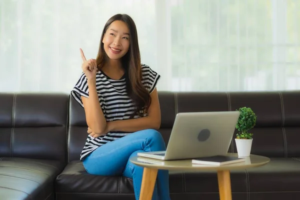 Portret Mooie Jonge Aziatische Vrouw Met Behulp Van Laptop Computer — Stockfoto