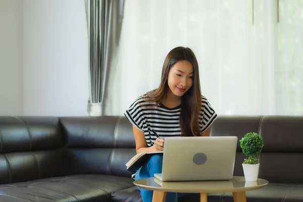 Portrait Schöne Junge Asiatische Frau Mit Laptop Oder Computer Notizbuch — Stockfoto