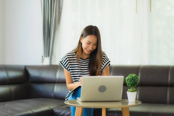 Portrait Schöne Junge Asiatische Frau Mit Laptop Oder Computer Notizbuch — Stockfoto