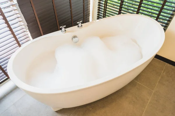 Schöne Luxus Weiße Badewanne Dekoration Innenraum Des Badezimmers Für Den — Stockfoto