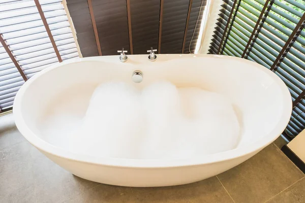 Schöne Luxus Weiße Badewanne Dekoration Innenraum Des Badezimmers Für Den — Stockfoto