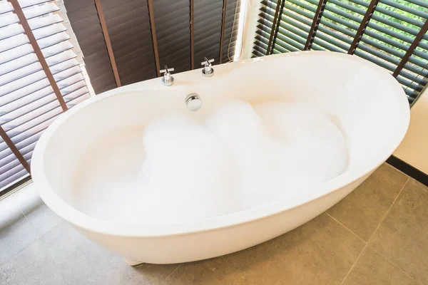 Όμορφη Πολυτελή Λευκή Μπανιέρα Διακόσμηση Εσωτερικό Μπάνιο Για Spa — Φωτογραφία Αρχείου