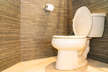 Lüks, beyaz klozet kapağı, banyo dekorasyonu.