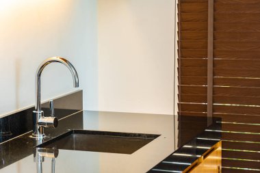 Mutfak odasının iç kısımlarında musluk var.