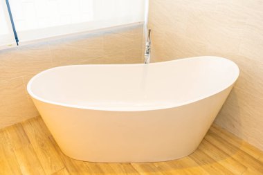 Banyonun içi temiz, boş küvet dekorasyonu.