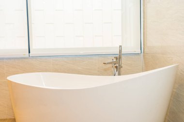 Banyonun içi temiz, boş küvet dekorasyonu.