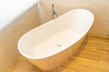 Banyonun içi temiz, boş küvet dekorasyonu.