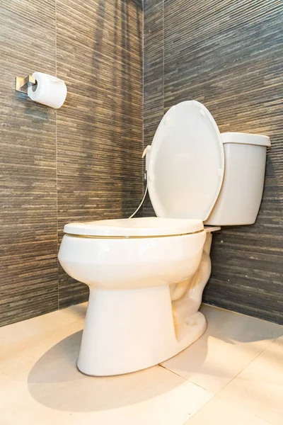 バスルームの豪華なきれいな白いトイレボウル席の装飾インテリア — ストック写真