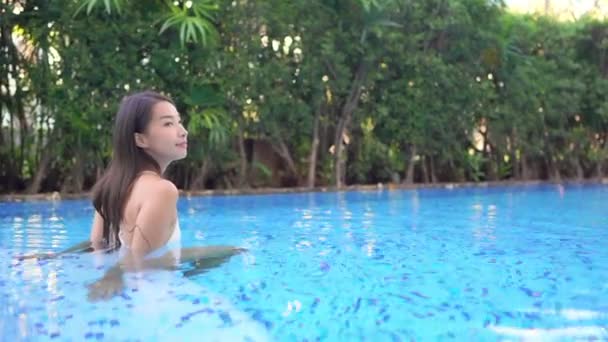 Filmaufnahmen Von Schönen Jungen Asiatischen Frau Entspannen Rund Den Swimmingpool — Stockvideo