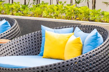 Bahçedeki verandada kanepe ve yastık süslemeleriyle dinlenmek için.