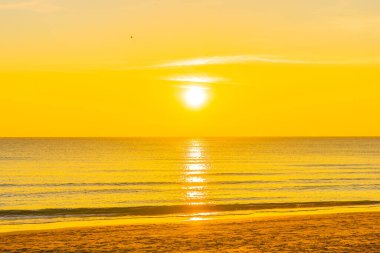 Günbatımında ya da gün doğumunda seyahat için güzel tropikal doğa deniz okyanusu