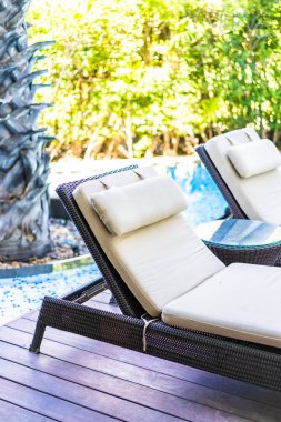 Otel tatil beldesinde yüzme havuzunda boş iskemle odası.