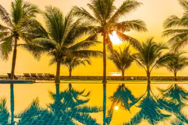 Güzel doğa, açık havuz çevresindeki palmiye ağaçları oteldeki tatil beldesinde, neredeyse deniz kıyısında.