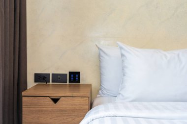 Yatak odasının iç dekorasyonunda beyaz rahat yastık.