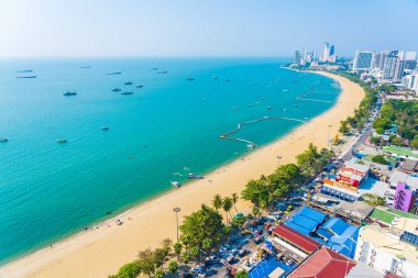 Beyaz bulut mavi gökyüzü ve Tayland 'ın Pattaya şehrindeki mimari yapı çevresindeki güzel tropikal sahil okyanus körfezi.