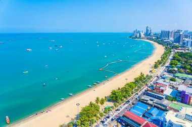 Beyaz bulut mavi gökyüzü ve Tayland 'ın Pattaya şehrindeki mimari yapı çevresindeki güzel tropikal sahil okyanus körfezi.