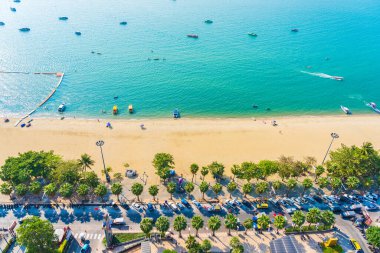 Beyaz bulut mavi gökyüzü ve Tayland 'ın Pattaya şehrindeki mimari yapı çevresindeki güzel tropikal sahil okyanus körfezi.