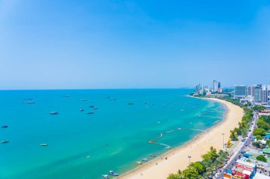 Beyaz bulut mavi gökyüzü ve Tayland 'ın Pattaya şehrindeki mimari yapı çevresindeki güzel tropikal sahil okyanus körfezi.