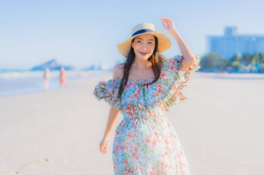 Güzel bir Asyalı kadın portresi. Mutlu bir gülümseme. Mavi gökyüzündeki tropikal deniz okyanusunda rahatla.