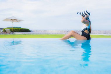 Güzel Asyalı genç kadınların portresi. Mutlu bir gülümseme. Yüzme havuzunda rahatla.