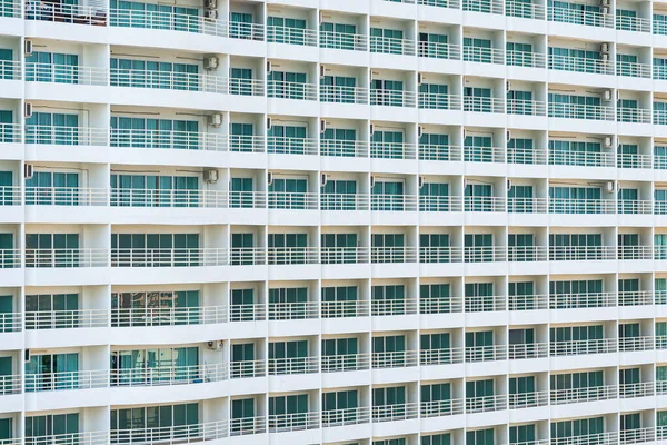 Абстрактная Архитектура Здания Балкон Рисунком Окон Заднем Плане — стоковое фото