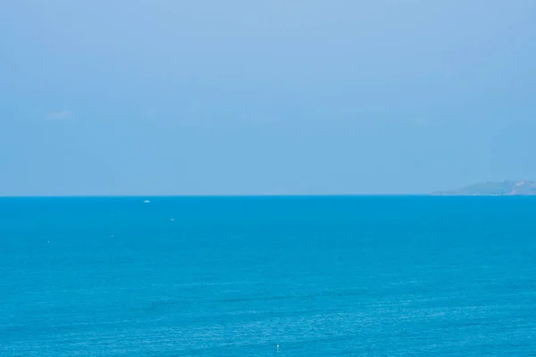 レジャー休暇のためのヤシの木の周りのビーチの海の海の湾の美しい熱帯性 — ストック写真