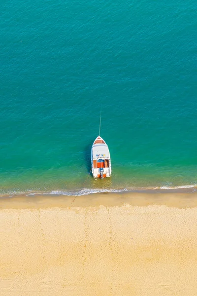 在美丽的热带海洋上的快艇接近海滩作休憩之用 — 图库照片