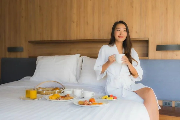 Портрет Красива Молода Азіатка Щаслива Насолоджується Сніданком Ліжку Інтер Єрі — стокове фото