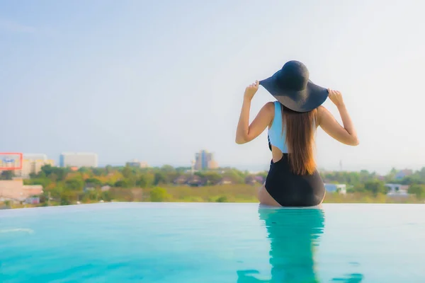 Retrato Hermosa Joven Mujer Asiática Feliz Sonrisa Relajarse Alrededor Piscina —  Fotos de Stock