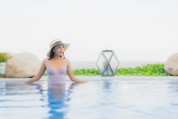 Retrato Hermosa Joven Asiática Mujer Feliz Sonrisa Relajarse Alrededor Piscina — Foto de Stock