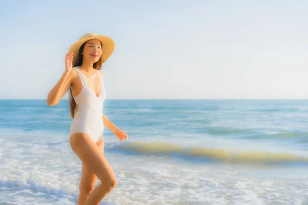 Portrait Beautiful Young Asian Woman Happy Smile Sea Ocean Beach — Stock Photo, Image