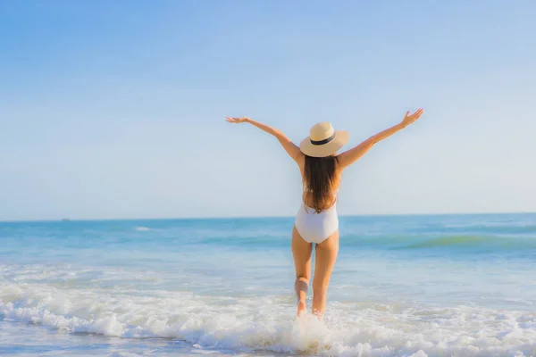 Ritratto Bella Giovane Donna Asiatica Sorriso Felice Intorno Mare Oceano — Foto Stock