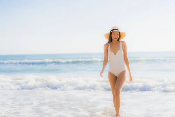 Retrato Hermosa Joven Asiática Mujer Feliz Sonrisa Alrededor Mar Océano —  Fotos de Stock