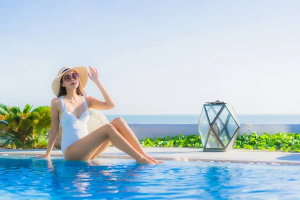 Retrato Bonito Jovem Asiático Mulher Feliz Sorriso Relaxar Redor Piscina — Fotografia de Stock