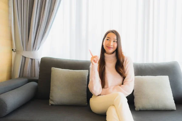 Portrét Krásná Mladá Asijská Žena Sedí Pohovce Pro Relaxaci Obývacím — Stock fotografie