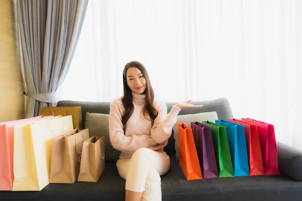 Retrato Hermosa Mujer Asiática Joven Usando Portátil Teléfono Celular Móvil — Foto de Stock