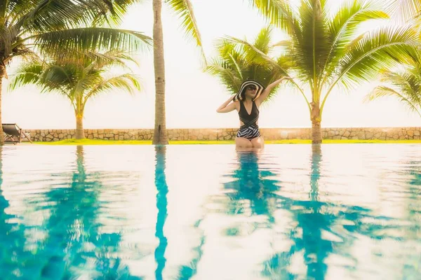 Retrato Bela Jovem Mulher Asiática Relaxar Redor Piscina Livre Hotel — Fotografia de Stock