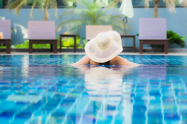 Retrato Hermosa Joven Mujer Asiática Relajarse Alrededor Piscina Complejo Hotelero — Foto de Stock