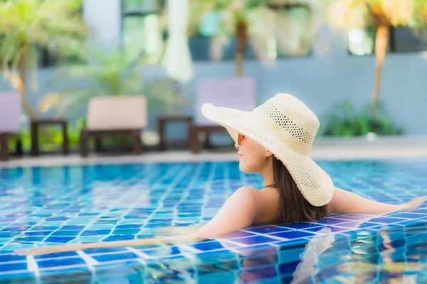 Retrato Hermosa Joven Mujer Asiática Relajarse Alrededor Piscina Complejo Hotelero — Foto de Stock